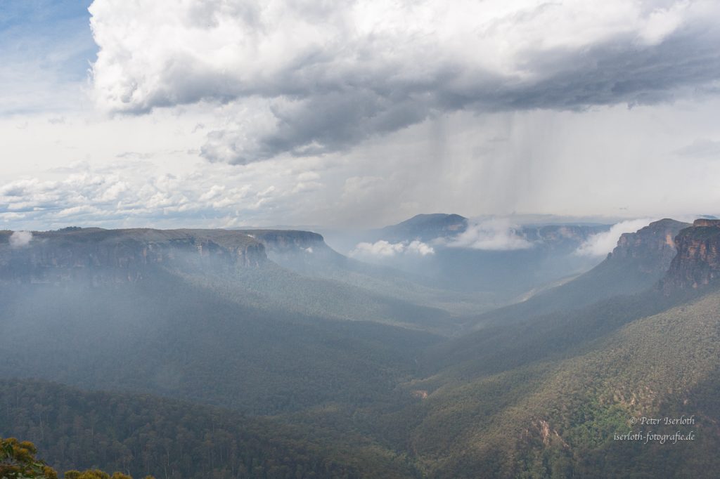 Blue Mountains Landschaft, Tal mit Wolken.