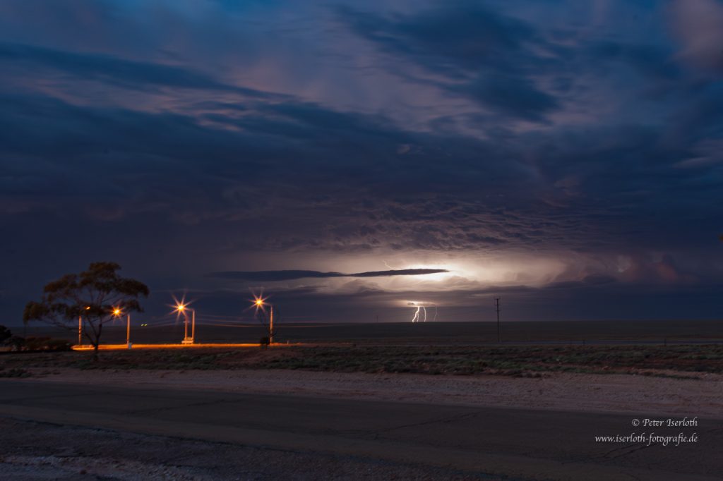 morgendliches Wetterleuchten im australischem Outback.